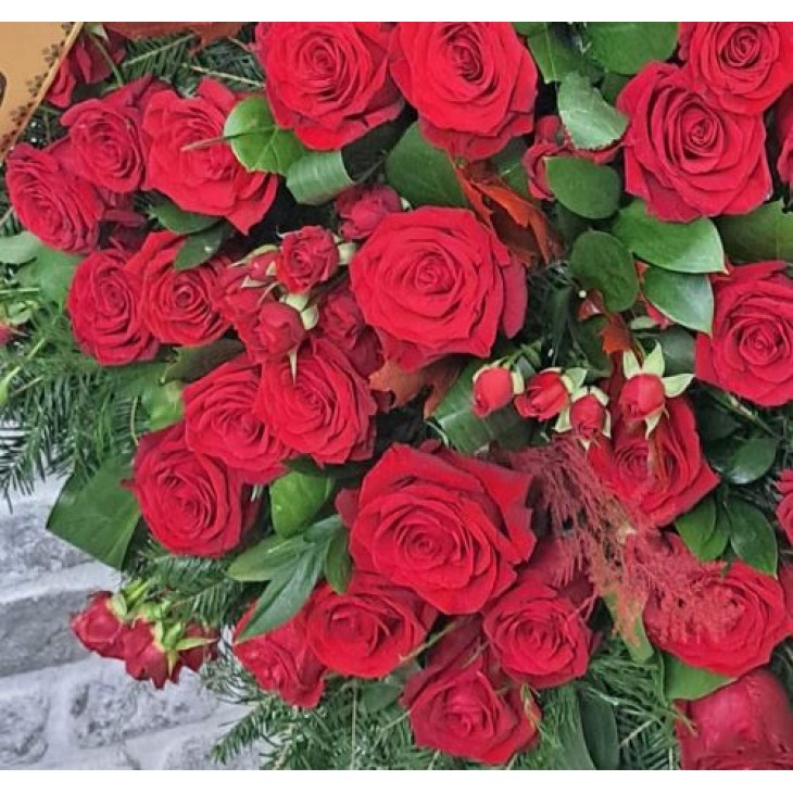 Coroana funerara trandafiri rosii